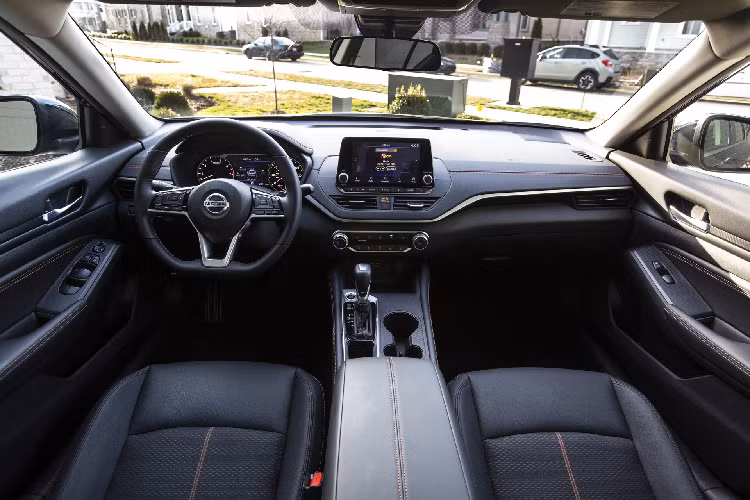 Tại Mỹ, Nissan Altima được đánh giá cao nhờ thiết kế nội thất tiện nghi và sang trọng. Các chi tiết trang trí mạ chrome và ốp gỗ cao cấp. Xe còn được trang bị hệ thống hỗ trợ lái ProPilot Assist và nhiều công nghệ an toàn tiến tiến.