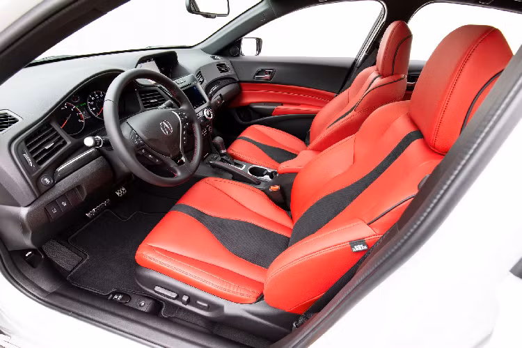 Nội thất Acura ILX cũng nổi bật không kém. Vô lăng được bọc da, ốp cửa và ghế có các đường chỉ khâu tương phản tạo vẻ thể thao. Cabin của Acura ILX cũng khá tiện nghi và cao cấp với điều hòa 2 vùng tự động, hàng ghế trước cho chức năng sưởi.
