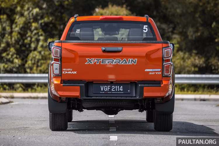 Định giá cao – giá bán tăng cả trăm triệu so với thế hệ cũ. Bên cạnh đó, bản full (D-Max 1.9L AT 4x4 Type Z LSE) thiếu nhiều trang bị, công suất động cơ 1.9L không thực sự mạnh mẽ nếu so với các đối thủ (Ranger Wildtrak, Hilux Adventure…), thương hiệu “chuyên bán xe tải” đi cùng với mạng lưới đại lý khá ít, không thuận tiện để người mua bảo dưỡng, sửa chữa chính là những lý do khiến Isuzu D-Max 2021 tiếp tục là mẫu xe khó bán, “đội sổ” trong phân khúc bán tải cỡ trung tại Việt Nam!
