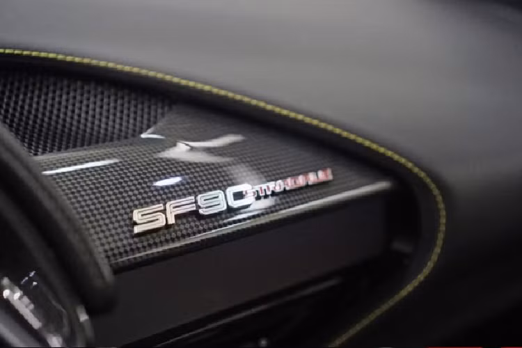 Cụ thể là siêu xe hybrid Ferrari SF90 Stradale được trang bị động cơ xăng V8, tăng áp, dung tích 4.0 lít, sản sinh công suất tối đa 769 mã lực và mô-men xoắn cực đại 800 Nm. Động cơ này kết hợp với hệ thống hybrid bao gồm 3 mô-tơ điện cung cấp thêm công suất 217 mã lực này là cụm pin lithium-ion 7,9 kWh.