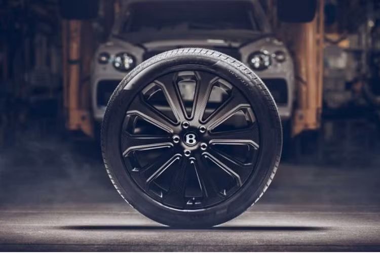 Được biết, Bentley và Bucci Composites đã hợp tác để thiết kế và phát triển bộ mâm xe ấn tượng này. Quá trình hoàn thành các bánh xe 22 inch của Bentayga kéo dài tới 5 năm. Bộ mâm carbon lớn nhất thế giới đã trải qua các bài thử nghiệm khắt khe để nhận được chứng nhận TÜV, bởi vì việc lắp các bánh xe sợi carbon 22 inch cho một chiếc SUV nặng 2.721 kg không hề đơn giản.