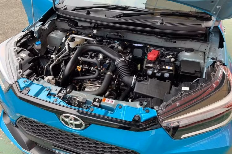 Về an toàn, Toyota Raize 2021 có những trang bị tiêu chuẩn như hệ thống chống bó cứng phanh ABS, cân bằng điện tử, hỗ trợ khởi hành ngang dốc, cảnh báo thắt dây an toàn, cảm biến đỗ xe, camera lùi và 2 túi khí.