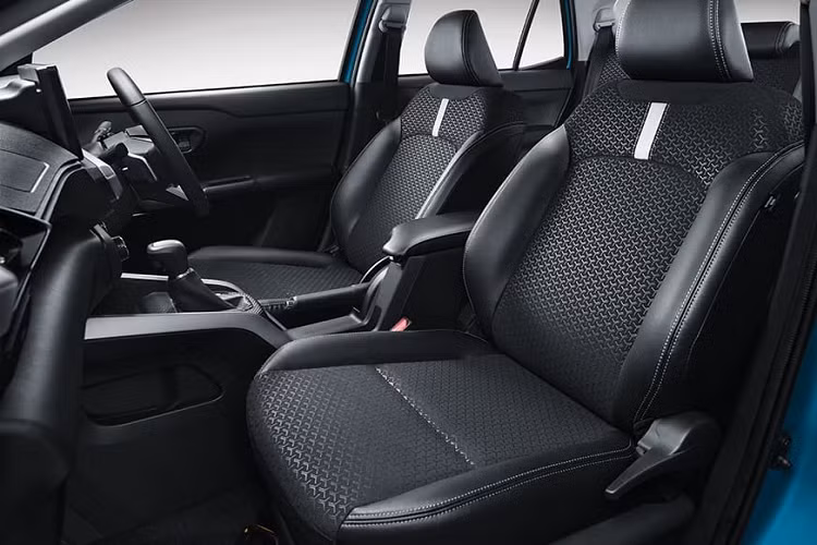 Nằm bên dưới nắp ca-pô của Toyota Raize 2021 tại thị trường Indonesia là 2 loại động cơ xăng. Đầu tiên là động cơ xăng 3 xi-lanh, hút khí tự nhiên, dung tích 1.2L, sản sinh công suất tối đa 88 mã lực tại tua máy 6.000 vòng/phút và mô-men xoắn cực đại 113 Nm tại tua máy 4.500 vòng/phút. Động cơ này kết hợp với hộp số sàn 5 cấp dành riêng cho thị trường Indonesia hoặc hộp số biến thiên vô cấp CVT