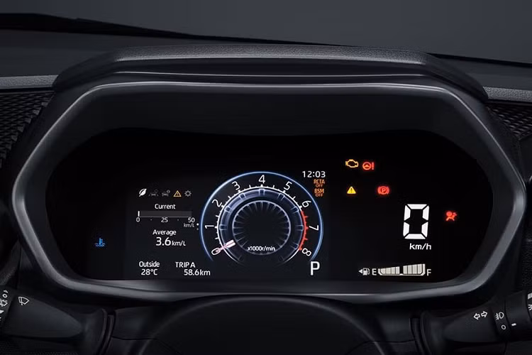 Bên sườn, Toyota Raize 2021 đi kèm các cột màu đen, tạo hiệu ứng nóc "lơ lửng" hợp thời. Đằng sau Toyota Raize 2021 xuất hiện cụm đèn hậu thanh mảnh nằm ngang và nối liền với nhau bằng một thanh mạ crôm dày dặn. Thêm vào đó là khe gió giả màu đen ở hai góc cản sau, đèn phản quang nằm ngang và cánh gió mui.