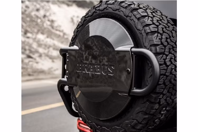 Tiếp theo, Mercedes-AMG G63 Brabus G700 cũng trải qua một số tinh chỉnh ở động cơ, nâng sức mạnh của khối động cơ tăng áp kép V8 4.0L từ 577 mã lực lên 700 mã lực.