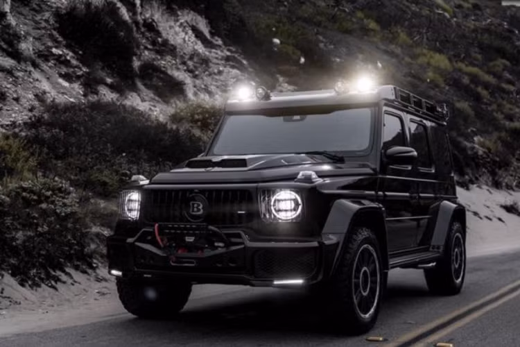 Bộ bodykit từ Brabus bao gồm các vòm bánh xe vuông vức loe rộng hơn, cơ bắp hơn, cản trước độc đáo, lưới tản nhiệt đặc biệt với logo chữ B ở chính giữa, nắp ca-pô bằng sợi carbon và cản sau mới.