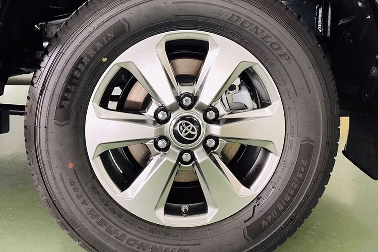 Hiện tại, giá xe Toyota Land Cruiser 2022 thế hệ mới theo diện phân phối chính hãng là 4,06 tỷ đồng nhưng khách hàng muốn nhận xe sớm phải chi ra số tiền gần nửa tỷ đồng để "lót tay". Còn những chiếc xe Toyota Land Cruiser 2022 nhập Trung Đông được các công ty tư nhân chào bán trên 6 tỷ đồng.