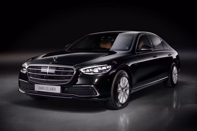 Dù hãng xe Đức vẫn còn kín tiếng nhưng một số báo cáo đã chỉ ra rằng Mercedes S680 Guard 4MATIC chống đạn được xây dựng dựa trên S-Class trục cơ sở dài và có cấp độ bảo vệ VR10. Điều đó có nghĩa là chiếc sedan sang trọng có thể an toàn trước các loại súng đạn nhỏ.