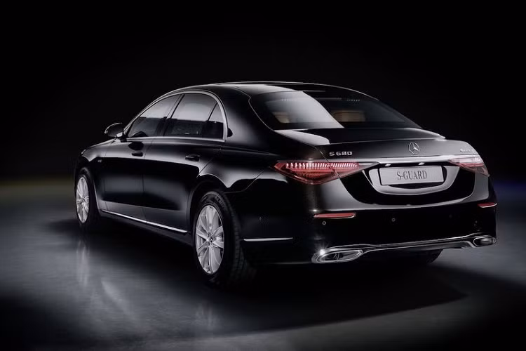 Có lẽ mẫu xe sang Mercedes-Benz S680 Guard 4MATIC mới được trang bị các tấm kính nhiều lớp, cửa sổ làm bằng vật liệu polycarbonate dày khoảng một cm, lớp bảo vệ cho khoang hành khách và lốp xe run-flat chống nổ.
