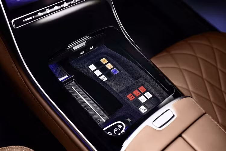 Về truyền động, Mercedes S680 Guard 4MATIC mới vẫn dùng động cơ tăng áp kép V12 6.0L sản sinh công suất 604 mã lực và mô-men xoắn cực đại 830 Nm. Sức mạnh được gửi đến các bánh xe thông qua hộp số tự động 9 cấp và dẫn động 4 bánh.