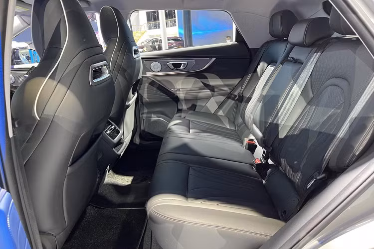 Đối với đuôi xe, mẫu SUV mới của Chery được trang bị đèn hậu kiểu nhìn xuyên nhằm phục vụ cho tính thẩm mỹ hiện nay. Hình dáng của đèn hậu trông rất sắc nét, không chiếm nhiều diện tích. Nguồn sáng được bố trí theo chiều dọc bên trong được thắp sáng nhằm nâng cao khả năng nhận diện phía sau. Ngoài ra, đèn xi nhan phía sau cũng áp dụng hiệu ứng như nước chảy, làm tăng thêm vẻ sang trọng.