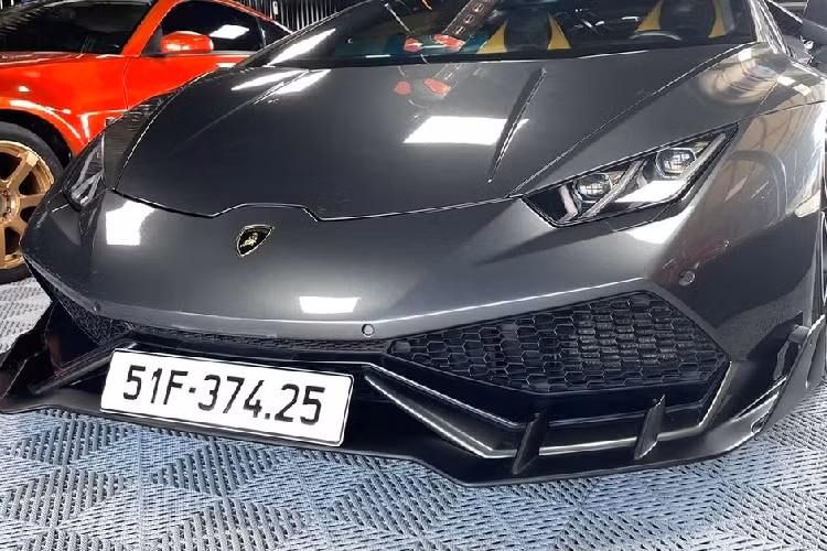 Khá thú vị là người mua siêu xe Lamborghini Huracan LP610-4 được cho có sở hữu lan đột biến nhưng dường như không thích đổi lan mà mua bằng tiền tươi và đã đặt cọc chốt chiếc siêu xe Lamborghini Huracan LP610-4 chính hãng đầu tiên ở Việt Nam.
