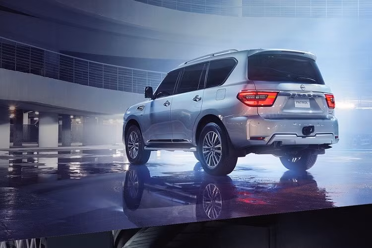Phía sau, Nissan Patrol 2022 đi kèm cụm đèn hậu và cản va mới cũng như cửa cốp chỉnh điện. Thêm vào đó là bộ vành hợp kim 20 inch với thiết kế đa chấu và khe gió với viền mạ crôm trên chắn bùn trước. Phần nóc của Nissan Patrol 2022 khá thẳng thớm, không dốc về phía sau theo xu hướng hiện nay, và đi kèm baga màu bạc. 