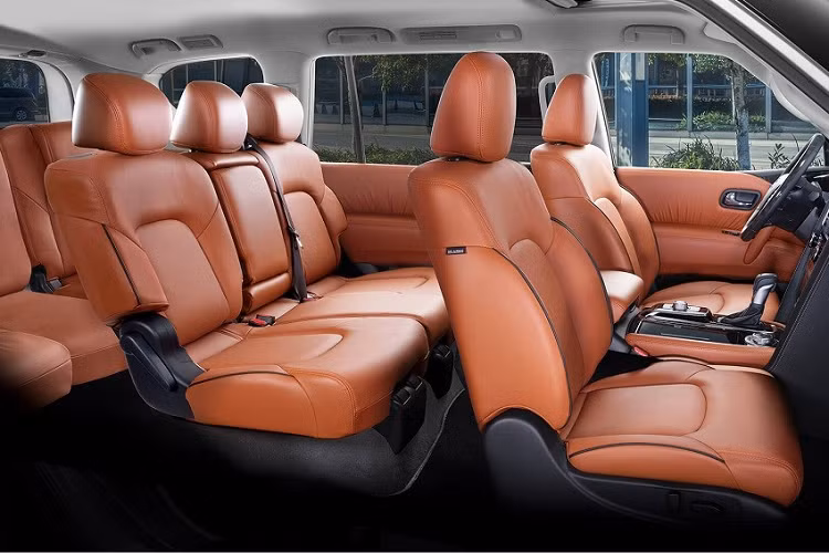 Là đối thủ trực tiếp của Toyota Land Cruiser, Nissan Patrol 2022 sở hữu chiều dài 5.270 mm, chiều rộng 1.995 mm, chiều cao 1.955 mm và chiều dài cơ sở 3.075 mm. So với Toyota Land Cruiser, mẫu SUV này dài hơn 280 mm, rộng hơn 15 mm và chiều dài cơ sở nhỉnh hơn 225 mm. 
