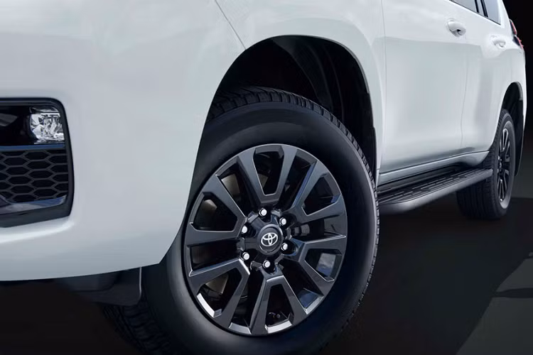 Cũng trên phiên bản kỷ niệm này, Toyota Land Cruise Prado 2022 mới sẽ được trang bị dàn chân vô cùng khoẻ khoắn, với bộ mâm thể thao kích thước 18 inch màu đen mờ hầm hố.