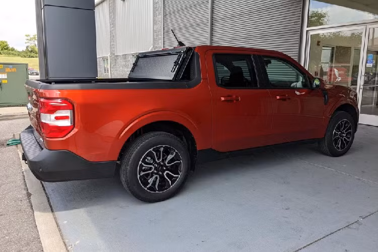 Thứ hai là động cơ xăng EcoBoost 4 xi-lanh, tăng áp, dung tích 2.0L với công suất tối đa 250 mã lực và mô-men xoắn cực đại 376 Nm. Sức mạnh được truyền tới cầu trước hoặc 4 bánh thông qua hộp số tự động 8 cấp. Phiên bản dùng động cơ này của Ford Maverick 2022 có sức kéo gấp đôi, lên đến 1.800 kg.