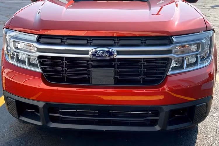 Nằm bên dưới nắp ca-pô của Ford Maverick 2022 là 2 tùy chọn động cơ giống Escape. Đầu tiên là hệ truyền động hybrid tiêu chuẩn với máy xăng Atkinson Cycle 4 xi-lanh thẳng hàng, dung tích 2.5L và 2 mô-tơ điện, tạo ra công suất tổng cộng 191 mã lực cùng mô-men xoắn cực đại 210 Nm.