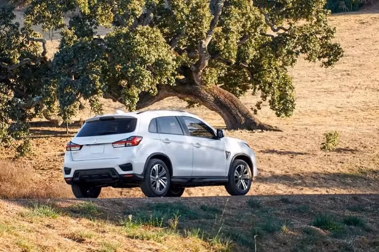 Tại Việt Nam, Mitsubishi Outlander Sport hiện không còn được phân phối. Mẫu xe này đã biến mất khỏi thị trường Việt Nam từ năm 2018 vì bán kém. Thậm chí, trong năm 2017, Mitsubishi Outlander Sport còn là một trong những mẫu xe ế nhất tại thị trường Việt Nam