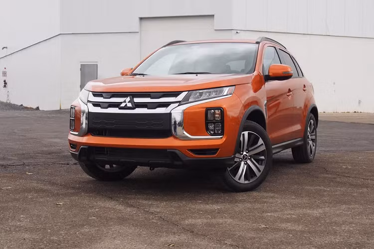 Những điểm mới đáng chú ý khác của Mitsubishi Outlander Sport 2021 tại thị trường Mỹ bao gồm hệ thống thông tin giải trí đi kèm màn hình 8 inch, hỗ trợ kết nối với điện thoại thông minh thông qua Apple CarPlay và Android Auto. Hệ thống thông tin giải trí này được trang bị tiêu chuẩn cho mọi bản của dòng Mitsubishi Outlander Sport 2021, trừ bản S và ES. Ở hai bản này, xe chỉ dùng màn hình thông tin giải trí 7 inch. Trong khi đó, cần gạt nước tự động, gương chiếu hậu chống chói trong xe và đèn sương mù LED sẽ dành cho các bản trang bị từ ES trở lên.