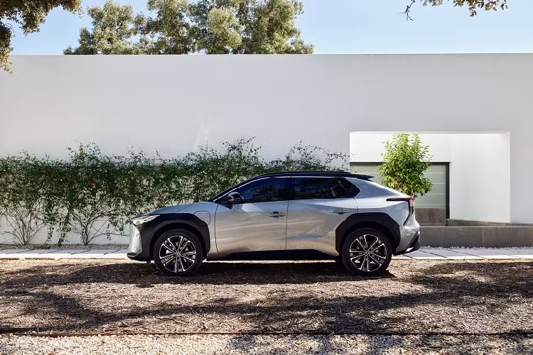 Đối thủ cạnh tranh gần nhất của Toyota bZ4X tại Anh là Tesla Model Y có giá khởi điểm từ 54.990 bảng Anh (khoảng 1,68 tỷ đồng) cho phiên bản tiêu chuẩn Long Range và lên đến 64.990 bảng Anh (khoảng 1,99 tỷ đồng) cho phiên bản đầu bảng Performance.