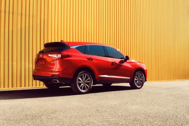 Kế đến là phiên bản Acura RDX với gói nâng cấp Advance Package có giá từ 49.300 USD (khoảng 1,122 tỷ đồng). Phiên bản này trang bị la-zăng 19 inch nhỏ hơn, nhưng được nâng cấp cảm biến gạt mưa tự động, gương chiếu hậu gập điện và hệ thống camera quan sát toàn cảnh.