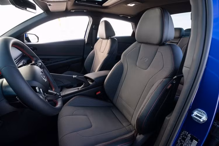 Những con số công suất này đã đưa Elantra N-Line lên cao hơn một bậc so với Honda Civic thông thường, nhích gần hơn với Civic Si thế hệ trước (205 mã lực / 260 Nm). Nếu Civic Si không cải thiện sức mạnh ở bản mới thì nó sẽ phải nằm "chung mâm" với Elantra N-Line 2021.