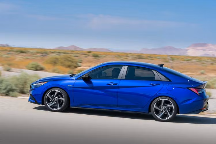 Động cơ của mẫu xe sedan Hyundai Elantra N Line 2021 này được kết hợp với hộp số sàn 6 cấp hoặc hộp số ly hợp kép với hệ dẫn động cầu trước.