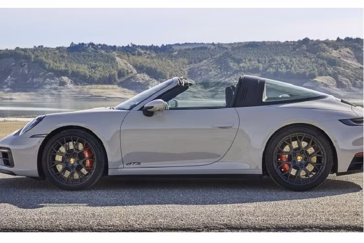 Hệ thống thông tin giải trí trên Porsche 911 GTS được tích hợp hệ điều hành Porsche Communication Management mới nhất với các tính năng bổ sung và việc điều khiển được đơn giản hóa. Tính năng trợ lý ảo điều khiển bằng giọng nói cũng đã được cải thiện.
