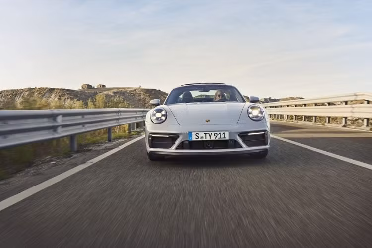 Trong đó Porsche 911 Targa 4 GTS 2022 sẽ được trang bị sẵn hệ dẫn động 4 bánh, hai dáng Coupe và Cabriolet sẽ có các phiên bản gồm Carrera GTS và Carrera 4 GTS tương ứng cho trang bị dẫn động cầu sau hoặc dẫn động 4 bánh. Như vậy loạt xe GTS của Porsche 911 thế hệ mới sẽ có tất cả 5 phiên bản. Theo công bố, Porsche 911 GTS thế hệ 992 sẽ tiếp tục được trang bị dòng động cơ Boxer 6 xylanh 3.0L, sản sinh công suất 473 mã lực và mômen xoắn cực đại 570 Nm.