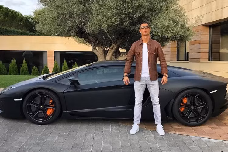 Ronaldo đã ra quân cùng đội tuyển Bồ Đào Nha đối đầu với Hungary ở trận đấu mở màn bảng F của Euro 2020. Không chỉ được đánh giá cao hơn trên sân cỏ, chỉ riêng bộ sưu tập siêu xe và du thuyền của Ronaldo đã có giá 30 triệu USD, áp đảo so với toàn bộ các cầu thủ Hungary.