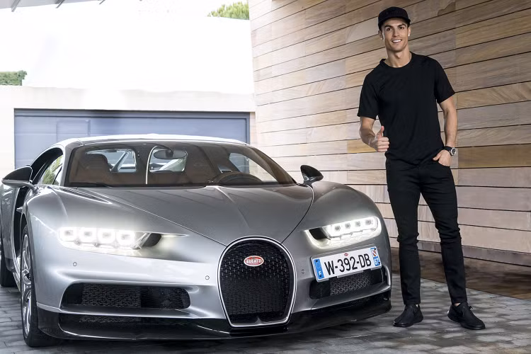 Garage siêu xe của Ronaldo có gần như đầy đủ các thương hiệu xe siêu sang, siêu xe với giá trị lên đến 22,5 triệu USD. Gần đây, siêu sao này bắt đầu chuyển sang thú chơi xa xỉ hơn - du thuyền. Ảnh: Motor1.