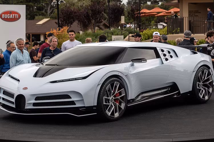 Bugatti Centodieci (10 triệu USD): Cách đây 2 năm, Bugatti giới thiệu chiếc La Voiture Noire độc nhất thế giới có giá 19 triệu USD thuộc về một người chơi xe bí ẩn. Ngay lập tức, nhiều tin đồn cho rằng Ronaldo là người đứng sau siêu xe đắt giá này. Ngôi sao này đã đặt mua một siêu xe Bugatti bản đặc biệt nhưng là chiếc Centodieci. Ảnh: Paultan.