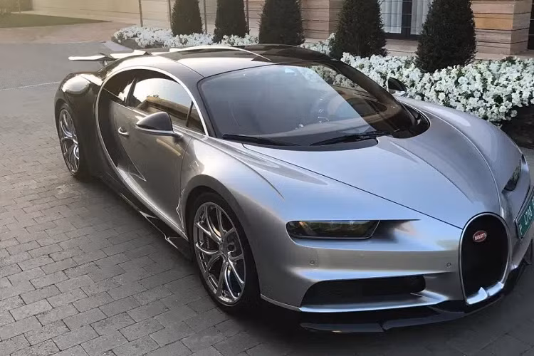 Bugatti Chiron (3 triệu USD): Năm 2017, Ronaldo bỏ ra 3 triệu USD để mua chiếc Bugatti Chiron màu bạc. Với tốc độ tối đa 418 km/h, Chiron không phù hợp với điều kiện giao thông đông đúc tại Turin (Italy). Do đó, trong suốt thời gian khoác áo Juventus, Ronaldo không sử dụng siêu xe này. Ảnh: The Sun.