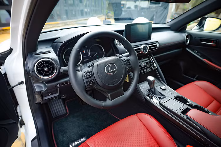 Phiên bản Lexus IS 300 Luxury sử dụng động cơ 4cyl thẳng hàng, dung tích 2.0L cho công suất tối đa 241 mã lực tại 4.800 – 5.800 vòng/phút và mô men xoắn cực đại 350Nm tại 1.650 – 4.400 vòng/phút. Sức mạnh được truyền xuống cầu sau (RWD), thông qua hộp số tự động 8 cấp. Xe có 3 chế độ lái: Eco, Normal và Sport.