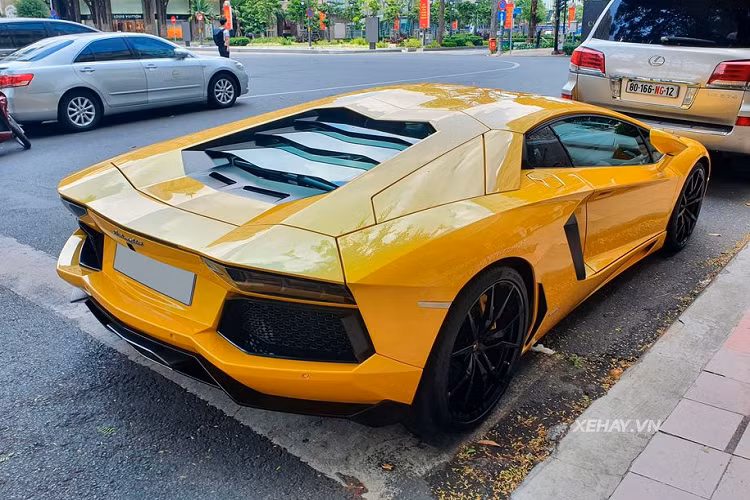 Cái tên Aventador được Lamborghini bắt nguồn từ tên của 1 chú bò tót nổi tiếng từng tham gia trận đấu vào tháng 10/1993 tại Saragossa Arena. Đây là mẫu xe chứa đựng rất nhiều tham vọng của hãng siêu xe Ý trong việc kế thừa mẫu xe danh tiếng Murcielago.