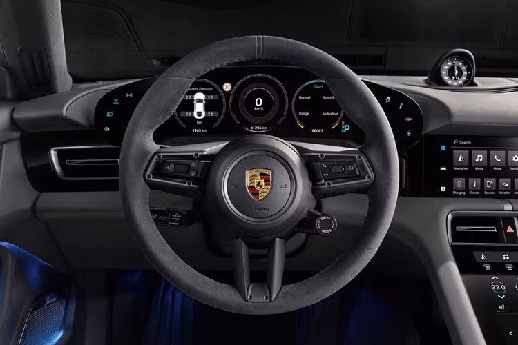 Xe sở hữu màn hình cảm ứng 10,9 inch và một màn hình tùy chọn cho ghế phụ, tạo thành một dải kính với giao diện bảng đen. Hãng xe Đức tối giản các phím cơ, thay vào đó là điều khiển thông minh, trực quan hơn, thông qua các thao tác chạm và giọng nói đáp ứng với câu lệnh kích hoạt “Hey Porsche”. Hàng ở ghế phụ của xe cũng có tùy chọn màn hình cảm ứng.