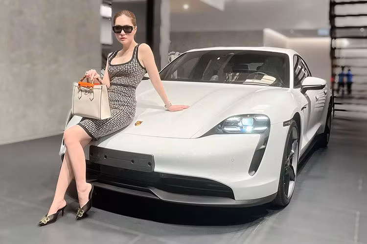 Hiện giá xe Porsche Taycan chạy điện chính hãng tại Việt Nam bán ra từ 4,76 tỷ đồng cho bản tiêu chuẩn, phiên bản Taycan 4S sẽ có giá 5,72 tỷ đồng, kế đến là Porsche Taycan Turbo có giá 7,96 tỷ đồng và cuối cùng là Porsche bản Taycan Turbo S được chào bán lên đến 9,55 tỷ đồng.