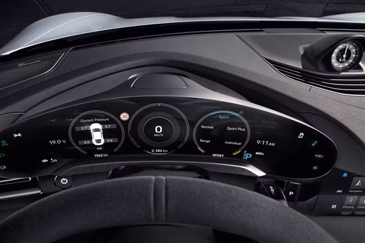 Porsche Taycan Turbo hoàn toàn mới sử dụng động cơ điện mang đến công suất tối đa 670 mã lực, thông số này còn cao hơn 70 mã lực so với siêu xe Lamborghini Huracan LP610-4. Chưa hết, xe còn có mô-men xoắn cực đại khá cao, khi lên đến 850 Nm. Thời gian tăng tốc từ vị trí xuất phát tới 100km/h chỉ mất 3,2 giây.