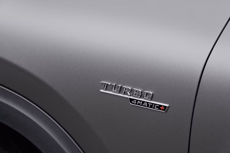 Minh Nhựa là 1 trong những người tiên phong trong trào lưu mua siêu xe hypercar về Việt Nam. Ngay sau khi được mồi đặt hàng, anh đã ngay lập tức hỏi khi nào được mua chính hãng và giá bán ra sao. Hiện vẫn chưa rõ hãng xe Mercedes-Benz sẽ công bố giá xe Mercedes-AMG GLA 45s 4Matic+ 2021 ra sao, chỉ biết rằng, mẫu xe này có giá khởi điểm tại nước ngoài đã hơn 1,3 tỷ đồng.