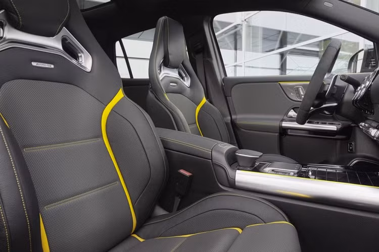 Hệ truyền động của Mercedes-AMG GLA 45s 4Matic+ 2021 vẫn hải thông qua hộp số ly hợp kép 8 cấp và hệ truyền động 4 bánh toàn thời gian 4Matic+ cùng hệ thống kiểm soát lực kéo AMG Torque Control. Xe có 5 chế độ vận hành là Slippery, Comfort, Sport, Sport+ và Individual, riêng chế độ Race sẽ là bổ sung đi kèm với gói nâng cấp Dynamic Plus.