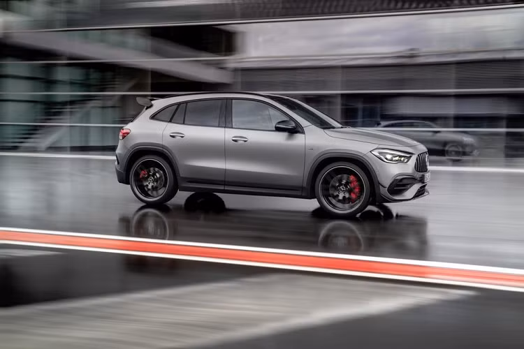 Dòng Crossover SUV nhỏ gọn đánh dấu sự cá tính cũng như nội công rất thâm hậu của Mercedes-AMG GLA 45s thể thao trong nhiều năm qua và rõ ràng là việc ra mắt thế hệ mới cũng đã khiến mẫu xe này nhận được rất nhiều sự quan tâm của các tín đồ tốc độ trên thế giới cũng như ở Việt Nam.