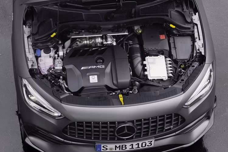Lý do cho sự yêu thích dòng xe Mercedes-AMG GLA 45 của các tay mê tốc độ tại Việt Nam đến vậy vì đây chính là chiếc xe có động cơ 2.0L mạnh nhất phân khúc xe thương mại hiện nay nên được không ít người yêu xe trong nước tò mò quan tâm, trong đó, có Minh Nhựa. Mercedes-AMG GLA 45s 4Matic+ 2021 đang là mẫu xe có động cơ 2.0 lít thương mại mạnh nhất thế giới