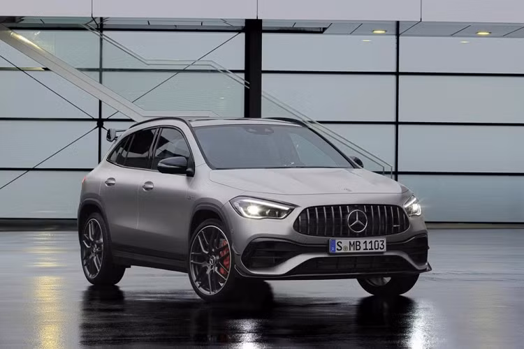 Những nâng cấp này giúp GLA 45s chạy đua nước rút từ vị trí xuất phát lên 100 km/h chỉ trong thời gian 4,4 giây chậm hơn 0,1 giây đối với GLA 45 nhưng tốc độ tối đa của xe là 270 km/h, trong khi phiên bản Mercedes-AMG GLA 45 4Matic+ 2021 bị giới hạn ở 250 km/h. 