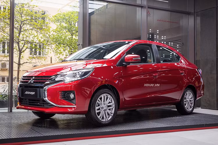 Đối với mẫu Attrage, giá trị quy đổi của ưu đãi hỗ trợ 50% lệ phí trước bạ của mẫu xe này dao động từ 19 - 23 triệu đồng. Kèm theo đó, nhà sản xuất còn tặng cho khách mua xe một bộ phụ kiện làm quà năm mới.