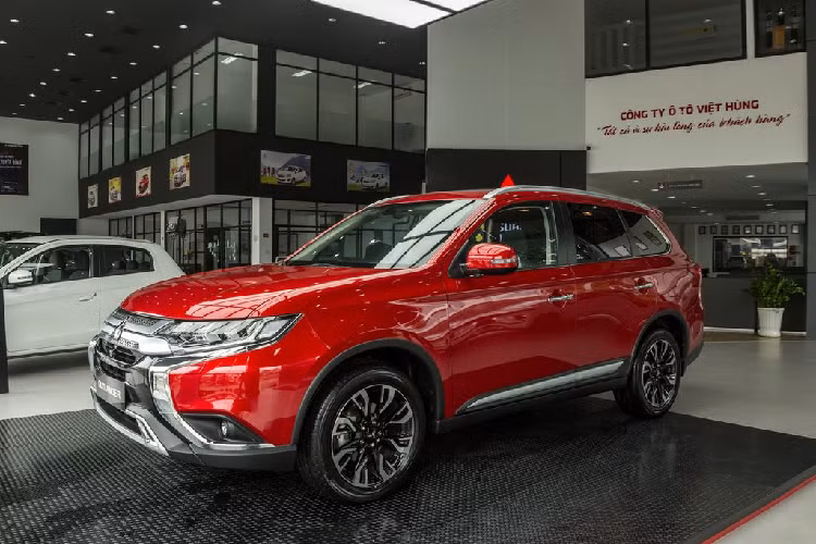 Có tổng giá trị ưu đãi lớn nhất trong bộ ba mẫu xe nhà Mitsubishi là mẫu Outlander với giá trị quy đổi gói hỗ trợ 50% lệ phí trước bạ dao động từ 41 - 47 triệu VNĐ. Ngoài ra, khách mua Outlander còn nhận được thêm bộ quà tặng là gói bảo hiểm vật chất trị giá tới 16 triệu đồng, gói camera 360 trị giá 20 triệu VNĐ hay bộ ghế da trị giá 8.5 triệu đồng. Gói quà nặng này được áp dụng tuỳ trên phiên bản.
