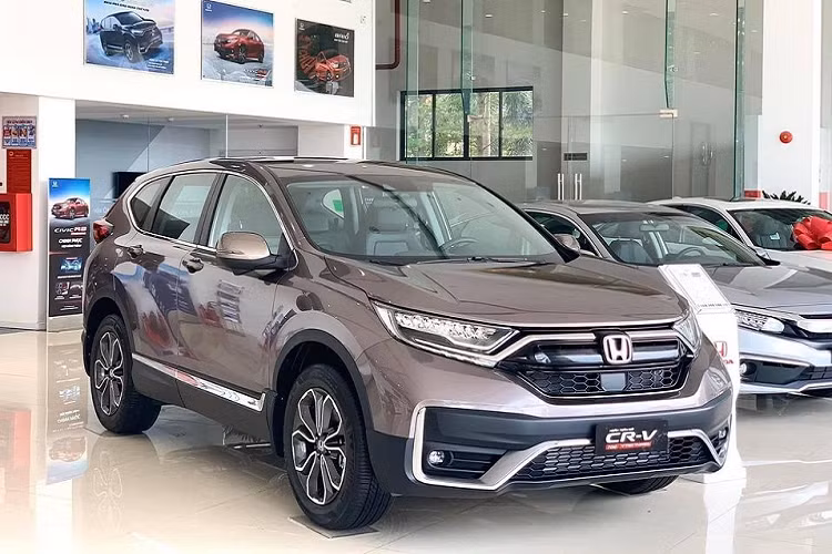 Trong khi đó, mẫu xe "đàn em" là Honda HR-V dù trong năm 2020 không nhận được chính sách ưu đãi từ Chính phủ do là xe nhập khẩu nhưng vẫn được phía các đại lý hỗ trợ với gói ưu đãi 50% lệ phí trước bạ. Đáng chú ý, chương trình này vẫn được triển khai trong đầu năm 2021 với giá trị quy đổi đạt 44 triệu đồng.