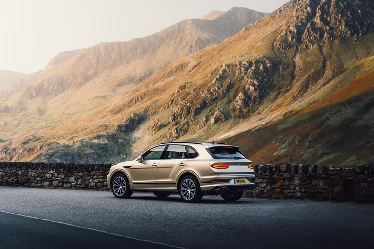 Tương tự các phiên bản Bentley Bentayga khác, nội thất sang trọng của Bentayga Hybrid được bọc da, ốp gỗ đắt tiền kết hợp cùng các chi tiết trang trí kim loại cao cấp. Xe có tùy chọn cấu hình 4 chỗ hoặc 5 chỗ ngồi. Khách hàng cũng có thể tùy biến chiếc SUV siêu sang với nhiều trang bị và vật liệu đắt tiền từ Bentley.