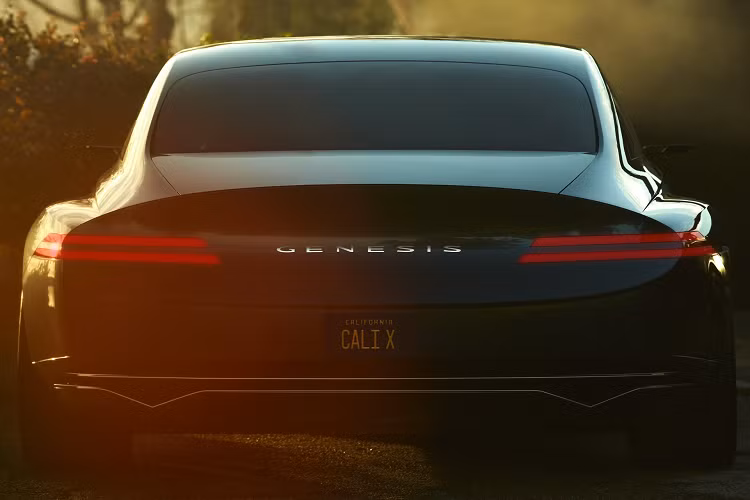 Genesis X couple concept 2022 mới được trang bị cụm lưới tản nhiệt ngũ giác cỡ lớn quen thuộc. Tuy nhiên, nếu nhìn kỹ chúng ta vẫn phát hiện được nét khác biệt, đó là họa tiết 3D G-Matrix được thiết kế nhằm làm nổi bật ý tưởng xe điện tương lai. Phần mui xe và chắn bùn cũng liền nhau, tạo nên thiết kế hình vỏ sò. Hãng xe Hàn Quốc cho biết cách thiết kế này tạo ra một “bề mặt sạch sẽ, gợi cảm và liền mạch”.