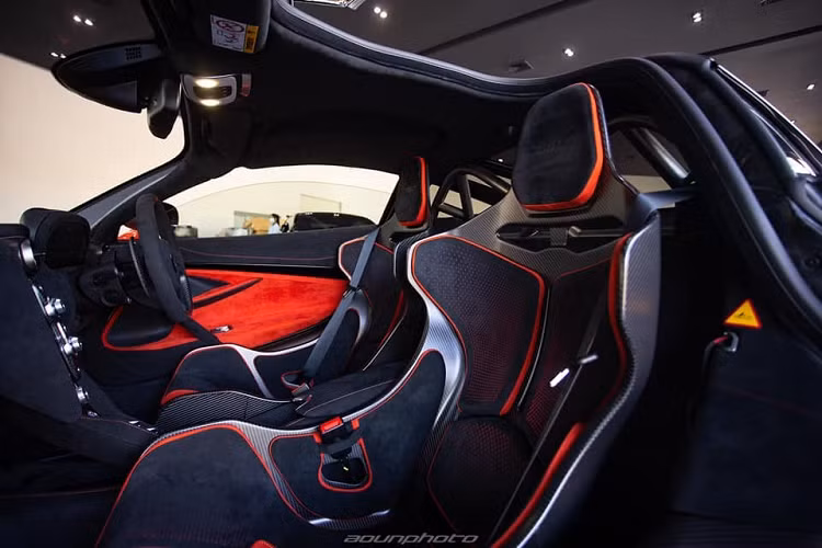 McLaren 765LT sẽ là một chiếc siêu xe đua drag đỉnh hơn nữa so với McLaren 720S . Đầu tiên chính là việc khối động cơ V8, dung tích 4.0 lít, tăng áp kép quen thuộc của siêu xe McLaren 720S vẫn được trang bị cho McLaren 765LT. Nhưng các kỹ sư Anh đã "phù phép" lại nhằm mang đến cho xe công suất tối đa 755 mã lực, cao hơn 35 mã lực so với McLaren 720S. 