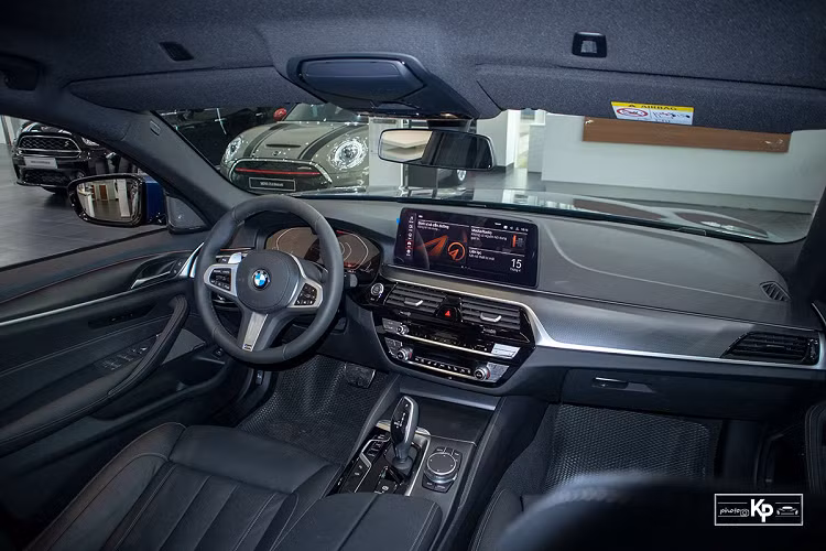 Không chỉ thay đổi diện mạo mới, nội thất trên BMW 530i M-Sport 2021 cũng sở hữu nhiều cải tiến để xứng đáng với mức giá hơn 3 tỷ đồng. Theo đó, bản nâng cấp của xe được tiêu chuẩn hóa gói Live Cockpit Professional với hệ điều hành iDrive 7.0 được Việt hóa hoàn toàn.